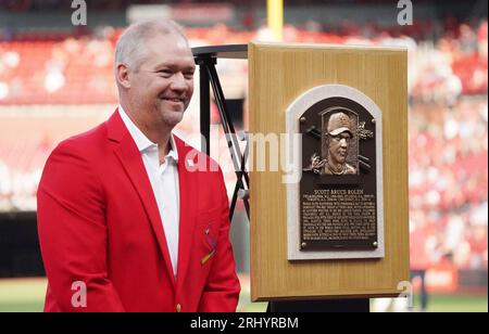 St. Louis, États-Unis. 19 août 2023. Scott Rolen, membre du National Baseball Hall of Fame, sourit avec sa plaque lors des cérémonies devant les mets-St. Match de baseball des Louis Cardinals au Busch Stadium à St. Louis le samedi 19 août 2023. Photo de Bill Greenblatt/UPI crédit : UPI/Alamy Live News Banque D'Images