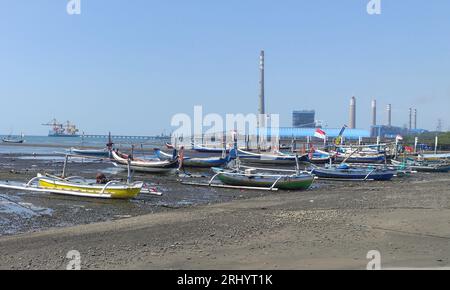 Un bateau de pêche échoué dans un port près de la centrale à vapeur Paiton, Probolinggo, Java oriental, Indonésie Banque D'Images