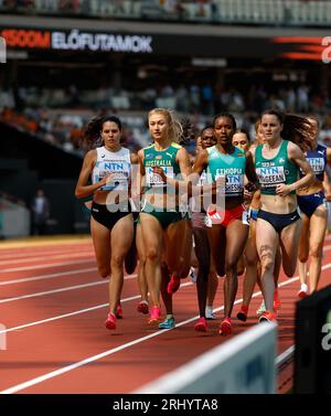 Budapest. 19 août 2023. Les athlètes concourent lors de la manche féminine du 1500m des Championnats du monde d'athlétisme Budapest 2023 à Budapest, Hongrie, le 19 août 2023. Crédit : Wang Lili/Xinhua/Alamy Live News Banque D'Images