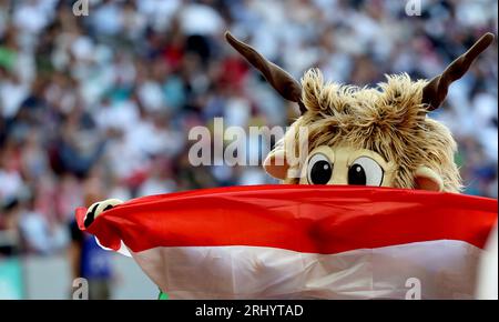 Budapest. 19 août 2023. Mascotte 'Youhuu' se produit lors de la cérémonie d'ouverture des Championnats du monde d'athlétisme Budapest 2023 à Budapest, Hongrie, le 19 août 2023. Crédit : Li Ying/Xinhua/Alamy Live News Banque D'Images