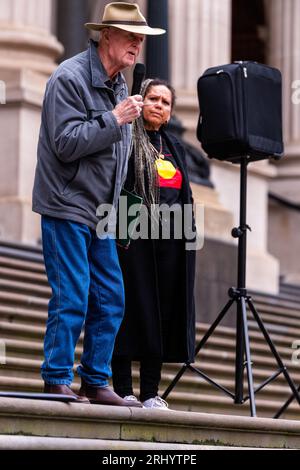 Melbourne, Australie, 19 août 2023. Un "pasteur du Bush" parle de ses théories sur l'histoire juridique de la Constitution australienne lors d'un petit rassemblement de "No vote" sur les marches du Parlement de l'État à Melbourne, en Australie, le 19 août 2023. Crédit : Michael Currie/Speed Media/Alamy Live News Banque D'Images