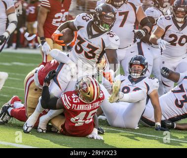 Javonte Williams (33 ans), le joueur des 49ers de San Francisco Demetrius Flannigan-Fowles (45 ans), est attaqué lors d'un match de pré-saison au Levi's Stadium de Santa Clara, Californie, le samedi 19 août 2023. Les 49ers battent les Broncos 21-20. Photo de Terry Schmitt/UPI Banque D'Images