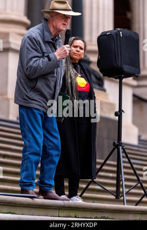 Un «pasteur de brousse» parle de ses théories sur l'histoire juridique de la Constitution australienne lors d'un rassemblement «non vote» sur les marches du Parlement de l'État. Le gouvernement australien organisera un référendum pour modifier la constitution afin d'inclure une « voix au Parlement » indigène. Un petit groupe d'environ 30 personnes s'est réuni à Melbourne lors de l'un des premiers rassemblements publics apposés à la voix. Parmi les orateurs figuraient des peuples autochtones ainsi que des membres de mouvements citoyens souverains marginaux et d’autres groupes marginaux qui ont émergé pendant la pandémie de COVID-19 et les verrouillages. Banque D'Images