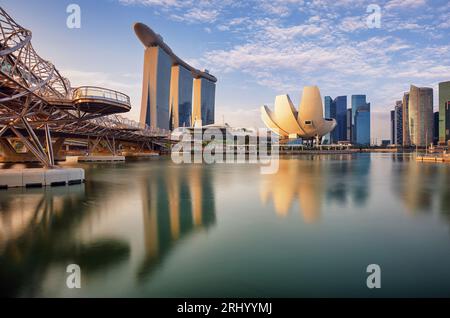 Singapour - 14 octobre 2019 : Skyline du quartier des affaires de Singapour avec lever du soleil le matin à Marina Bay, Singapour Banque D'Images