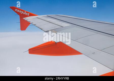 Un Easyjet Airbus A320 l'avion transporte des vacanciers à Mykonos. Banque D'Images