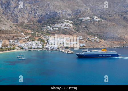 Un Blue Star Ferry au port d'Ayiali sur l'île d'Amorgos. Blue Star ferries os la plus grande compagnie de ferry en Grèce, fondée en 1965. Banque D'Images