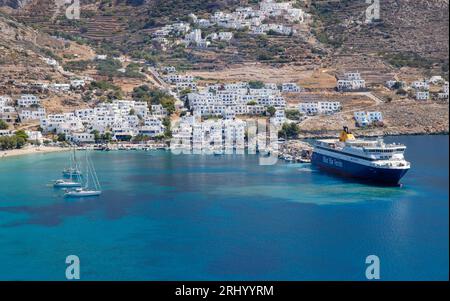 Un Blue Star Ferry au port d'Ayiali sur l'île d'Amorgos. Blue Star ferries os la plus grande compagnie de ferry en Grèce, fondée en 1965. Banque D'Images