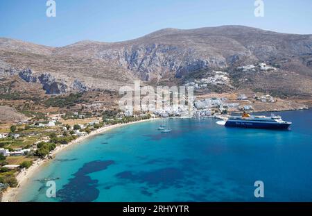 Un Blue Star Ferry au port d'Ayiali sur l'île d'Amorgos. Blue Star ferries os la plus grande compagnie de ferry en Grèce, fondée en 1965. Banque D'Images