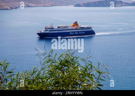 Un Blue Star Ferry au port d'Ayiali sur l'île d'Amorgos. Blue Star ferries os la plus grande compagnie de ferry en Grèce, fondée en 1965. Banque D'Images