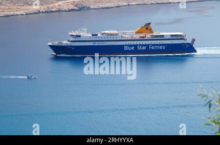 Un Blue Star Ferry au port d'Ayiali sur l'île d'Amorgos. Blue Star ferries os la plus grande compagnie de ferry en Grèce, fondée en 1965. Banque D'Images