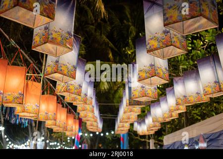 Lanternes décorées avec des motifs animaux marins, pourpre, orange, plusieurs la nuit. Banque D'Images