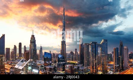 Horizon de Dubaï au coucher du soleil avec Burj Khalifa - vue aérienne, Émirats arabes Unis Banque D'Images