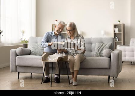 Heureux couple marié senior prenant l'album photo Banque D'Images