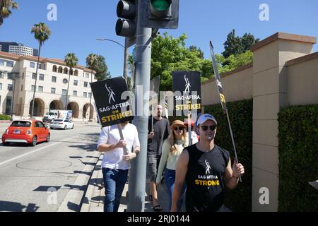 Burbank, Californie, États-Unis 18 août 2023 Warner Bros. Les studios pendant la grève de la WGA SAG-AFTRA alors que les acteurs/scénaristes piquent à Warner Bros. Studios le 18 août 2023 à Burbank, Californie, États-Unis. Photo de Barry King/Alamy stock photo Banque D'Images