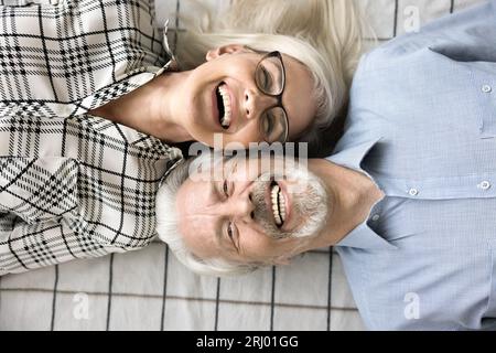 Joyeux couple de personnes âgées détendues face à la vue de dessus au-dessus de la photo Banque D'Images