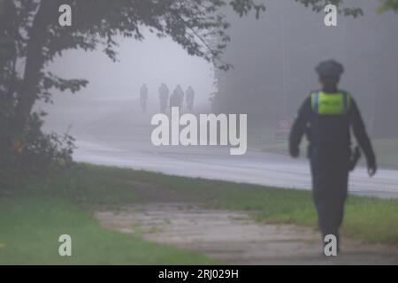 Hambourg, Allemagne. 20 août 2023. Les cyclistes sont sur la route le matin dans le brouillard dense sur l'Elbchaussee, qui est fermé pour le Cyclassics. Crédit : Jonas Walzberg/dpa/Alamy Live News Banque D'Images