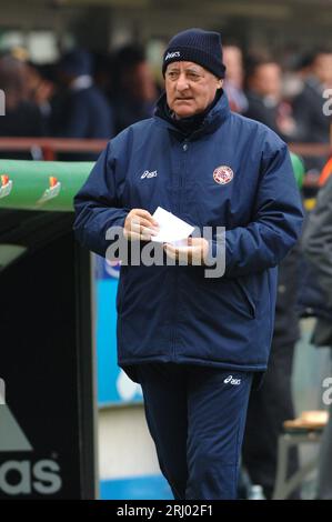 Milan Italie 2006-04-30 : Carlo Mazzone, entraîneur de Livourne, pendant le match AC Milan - AS Livourne Banque D'Images