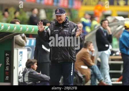 Milan Italie 2004-04-18 : Carlo Mazzone, entraîneur de Bologne, pendant le match FC Inter - FC Bologne Banque D'Images