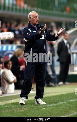 Milan Italie 2003-09-13 : Carlo Mazzone, entraîneur de Bologne, pendant le match AC Milan - FC Bologne Banque D'Images