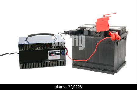 batterie et chargeur isolés sur blanc Banque D'Images