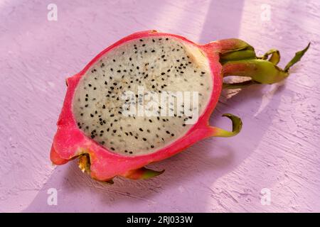 Délicieux pitahaya fruits frais. Fruits tropicaux également connus sous le nom de cactus Hylocereus, et poire à la fraise Banque D'Images