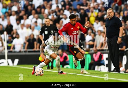 Londres, Royaume-Uni. 18 août 2023. Pedro Porro de Tottenham Hotspur et Jadon Sancho de Manchester United en action. Match de Premier League, Tottenham Hotspur contre Manchester Utd au Tottenham Hotspur Stadium à Londres le samedi 19 août 2023. Cette image ne peut être utilisée qu'à des fins éditoriales. Usage éditorial uniquement, licence requise pour un usage commercial. Aucune utilisation dans les Paris, les jeux ou les publications d'un seul club/ligue/joueur. photo par Sandra Mailer/Andrew Orchard photographie sportive/Alamy Live News crédit : Andrew Orchard photographie sportive/Alamy Live News Banque D'Images