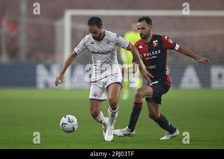 Gênes, Italie. 19 août 2023. Giacomo Bonaventura (Fiorentina)Milan Badelj (Gênes) lors du match italien 'Serie A' entre Gênes 1-4 Fiorentina au Stade Luigi Ferraris le 19 août 2023 à Gênes, Italie. Crédit : Maurizio Borsari/AFLO/Alamy Live News Banque D'Images
