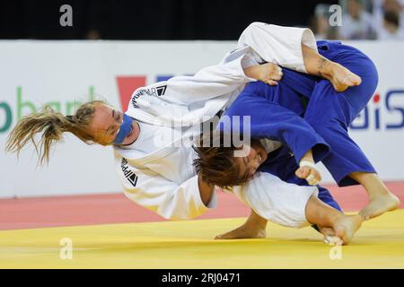 Zagreb, Croatie. 19 août 2023. Lucy Renshall (L), de Grande-Bretagne, affronte Kim Jisu, de Corée du Sud, lors de la finale féminine de -63kg au Grand Prix de judo de l'IJF Zagreb 2023 à Zagreb, Croatie, le 19 août 2023. Crédit : Luka Stanzl/PIXSELL via Xinhua/Alamy Live News Banque D'Images