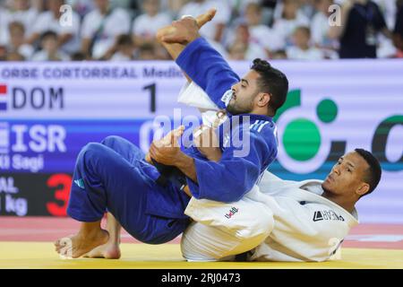 Zagreb, Croatie. 19 août 2023. Medickson Del Orbe Cortorreal (R) de la République Dominicaine concourt contre Sagi Muki d'Israël lors du match de la finale masculine de -81kg au Grand Prix de judo de l'IJF Zagreb 2023 à Zagreb, Croatie, le 19 août 2023. Crédit : Luka Stanzl/PIXSELL via Xinhua/Alamy Live News Banque D'Images