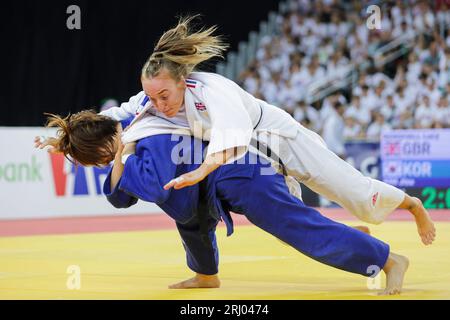 Zagreb, Croatie. 19 août 2023. Lucy Renshall (R), de Grande-Bretagne, concourt contre Kim Jisu, de Corée du Sud, lors du match de finale féminin de -63kg au Grand Prix de Judo IJF Zagreb 2023 à Zagreb, Croatie, le 19 août 2023. Crédit : Luka Stanzl/PIXSELL via Xinhua/Alamy Live News Banque D'Images