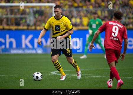 Niklas SUELE (Sule) (DO) contre Luca WALDSCHMIDT (K), action, duels, soccer 1e Bundesliga, 1e journée, Borussia Dortmund (DO) - 1e FC Cologne (K) 1 : 0 le 19 août 2023 à Dortmund/Allemagne. La réglementation #DFL interdit toute utilisation de photographies comme séquences d'images et/ou quasi-vidéo # Banque D'Images