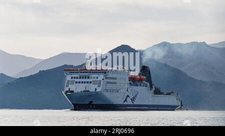 Picton, Marlborough Sounds / Aotearoa / Nouvelle-Zélande - 15 juillet 2023 : le ferry Interislander Cook Strait engloutit de la fumée arrivant à Picton. Banque D'Images