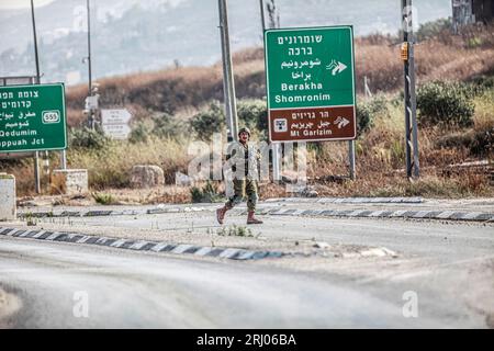 Naplouse, Palestine. 19 août 2023. Un soldat israélien a vu traverser la rue, au cours d ' opérations intensives de recherche de l ' agresseur sur deux colons juifs dans la ville palestinienne de Hawara, près du site de la fusillade au sud de Naplouse, en Cisjordanie occupée. Un homme armé a tué par balle deux colons israéliens près de son lave-auto dans la ville de Hawara. Crédit : SOPA Images Limited/Alamy Live News Banque D'Images