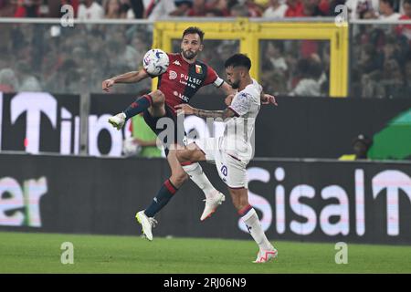 Gênes, Italie. 19 août 2023. Milan Badelj (Gênes)Nicolas Gonzalez (Fiorentina) lors du match italien 'Serie A' entre Gênes 1-4 Fiorentina au Stade Luigi Ferraris le 19 août 2023 à Gênes, Italie. Crédit : Maurizio Borsari/AFLO/Alamy Live News Banque D'Images