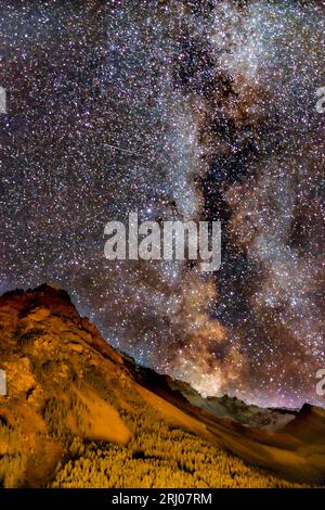 Ciel étoilé de nuit au-dessus de la zone de montagne en Europe centrale avec le Milkyway Banque D'Images