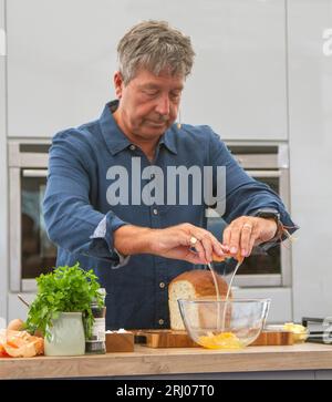 Southport, Merseyside, UK Entertainment. 19 août 2023 MasterChef's John Torode un chef australien-britannique célèbre et présentateur de télévision. Démonstration de cuisine au Southport Flower Show. Banque D'Images