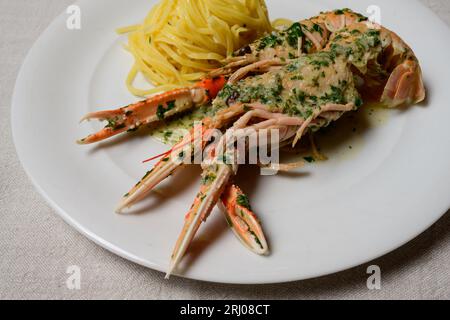 Scampi Buzara ou Skampi na Buzaru King crevettes avec linguine, ail, persil et sauce au vin blanc, un plat croate typique Banque D'Images