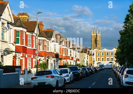 Maisons typiquement anglaises à Tooting, sud de Londres, Angleterre Banque D'Images