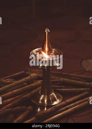 une lampe de diya à huile en laiton traditionnelle avec une flamme brûlante pendant une pooja religieuse et un festival pour la décoration la nuit en inde Banque D'Images