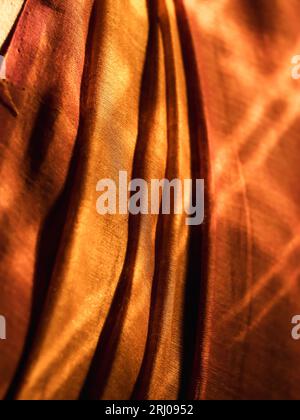 gros plan des plis d'un fond de tissu traditionnel en tissu sarée de soie de couleur vive Banque D'Images
