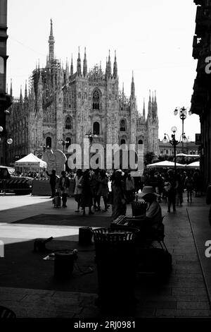 la place de la cathédrale de milan avec des gens, et l'artiste de rue jouent du piano Banque D'Images