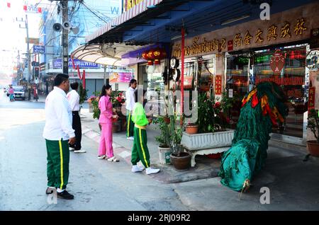 Les thaïlandais ont joué Lion danse défilé de la culture traditionnelle chinoise ou wushi pour les danseurs prient dieu apporter la chance dans le nouvel an chinois à la chaîne Banque D'Images