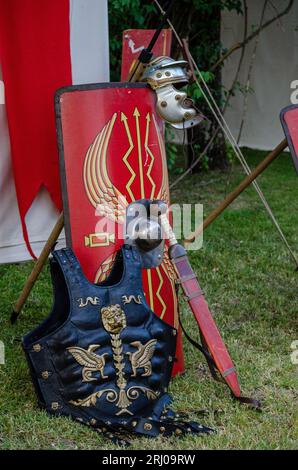 épée, armure, bouclier et casque du légionnaire romain dans un événement récréatif historique Banque D'Images