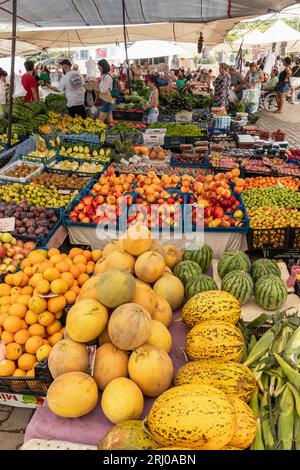 Vendeurs de marché vendant un assortiment de fruits et légumes frais sur leurs étals de marché dans le marché turc local de Kalkan, Kalkan, Turquie Banque D'Images