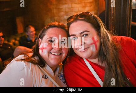 Brighton Royaume-Uni 20 août 2023 - les fans d'Angleterre ont l'air heureux alors qu'ils se rassemblent dans le pub King & Queen à Brighton prêts à regarder l'Angleterre affronter l'Espagne lors de la finale de la coupe du monde féminine en Australie : Credit Simon Dack / Alamy Live News Banque D'Images