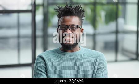 un jeune homme heureux se demandant pensif pensif et pensif Banque D'Images