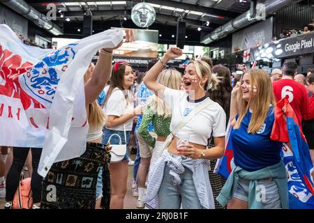 Londres, Royaume-Uni. 20 août 2023. Les supporters de l’Angleterre au BOXPARK Wembley Park avant la diffusion en direct sur grand écran de la finale de la coupe du monde féminine entre l’Espagne et l’Angleterre. La coupe du monde féminine de la FIFA 2023 a été disputée en Australie et en Nouvelle-Zélande. Crédit : Stephen Chung / Alamy Live News Banque D'Images