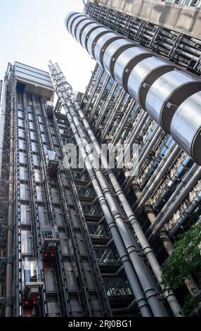 Londres, Royaume-Uni. 10 août 2023. La structure en acier emblématique du bâtiment Lloyds à One Lime Street dans la City de Londres. La défunte reine Elizabeth II ouvrit officiellement le bâtiment le 18 novembre 1986. Wikapedia le détaille comme suit : « le bâtiment du Lloyd's est la maison de l'institution d'assurance Lloyd's de Londres. Il est situé sur l'ancien site de East India House à Lime Street, dans le principal quartier financier de Londres, la City de Londres. Le bâtiment est un exemple majeur de l'architecture bowellistique radicale dans laquelle les services pour le bâtiment, tels que les conduits et les ascenseurs, sont situés à l'extérieur Banque D'Images