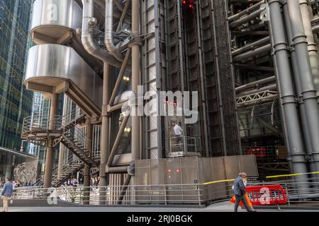 Londres, Royaume-Uni. 10 août 2023. La structure en acier emblématique du bâtiment Lloyds à One Lime Street dans la City de Londres. La défunte reine Elizabeth II ouvrit officiellement le bâtiment le 18 novembre 1986. Wikapedia le détaille comme suit : « le bâtiment du Lloyd's est la maison de l'institution d'assurance Lloyd's de Londres. Il est situé sur l'ancien site de East India House à Lime Street, dans le principal quartier financier de Londres, la City de Londres. Le bâtiment est un exemple majeur de l'architecture bowellistique radicale dans laquelle les services pour le bâtiment, tels que les conduits et les ascenseurs, sont situés à l'extérieur Banque D'Images