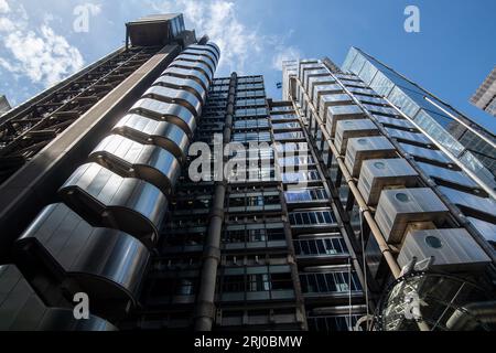 Londres, Royaume-Uni. 10 août 2023. La structure en acier emblématique du bâtiment Lloyds à One Lime Street dans la City de Londres. La défunte reine Elizabeth II ouvrit officiellement le bâtiment le 18 novembre 1986. Wikapedia le détaille comme suit : « le bâtiment du Lloyd's est la maison de l'institution d'assurance Lloyd's de Londres. Il est situé sur l'ancien site de East India House à Lime Street, dans le principal quartier financier de Londres, la City de Londres. Le bâtiment est un exemple majeur de l'architecture bowellistique radicale dans laquelle les services pour le bâtiment, tels que les conduits et les ascenseurs, sont situés à l'extérieur Banque D'Images